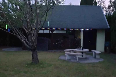 Ferienhaus mit Gartendusche und Gartenpavilon