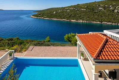 Villa mit Pool und Meerblick