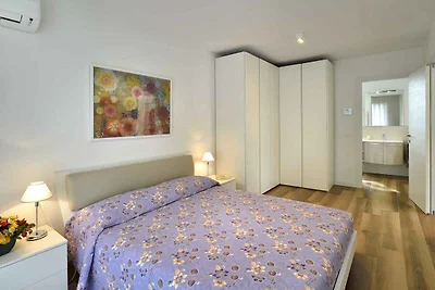 Villa mit Klimaanlage, Dachterrasse und