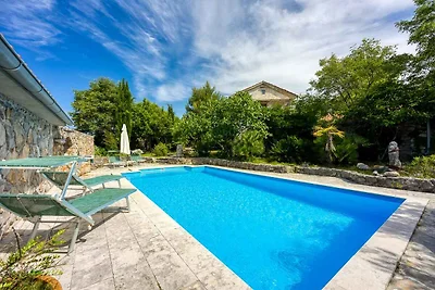 Villa mit Pool und Meerblick