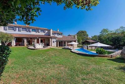 Villa mit Swimmingpool, Sauna und Innenpool