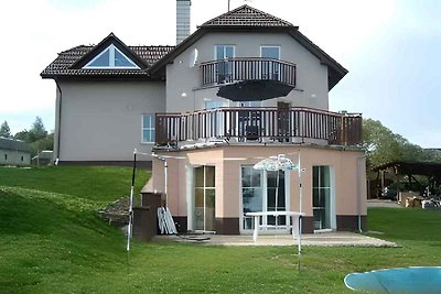 Villa mit Innenpool, Saunou und Spielraum