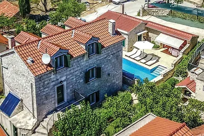 Ferienhaus mit Pool und Grill