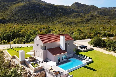 Villa mit Aussenpool