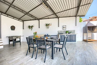 Villa mit Swimmingpool und Grillplatz