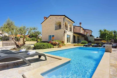 Villa mit Pool und finnischer Sauna