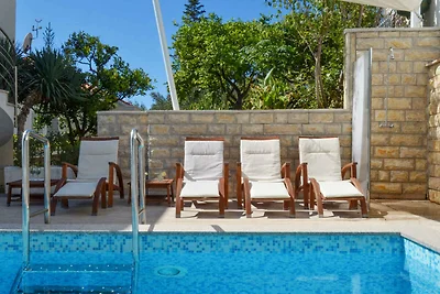 Ferienwohnung mit Pool und Meerblick