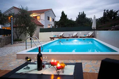 Ferienwohnung mit privatem Pool und Garten in