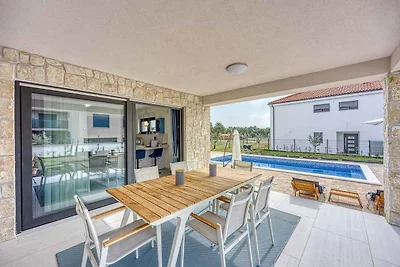 Villa mit Pool und Whirlpool
