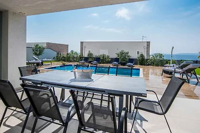 Villa mit Pool und Meerblick