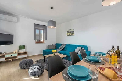 Villa mit Dachpool, Sauna und Garten in idyll