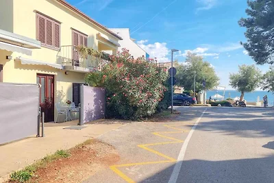 Ferienwohnung mit Terrasse mit Tisch und Stüh