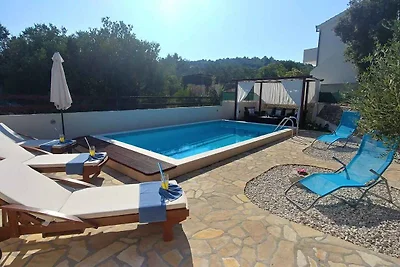 Ferienwohnung mit privatem Pool und Garten in