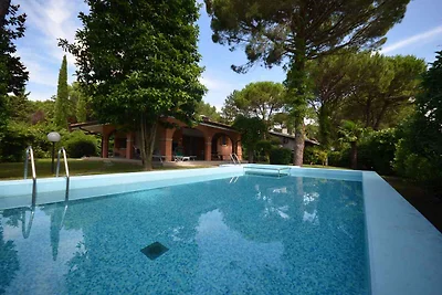 Villa mit Garten und Pool