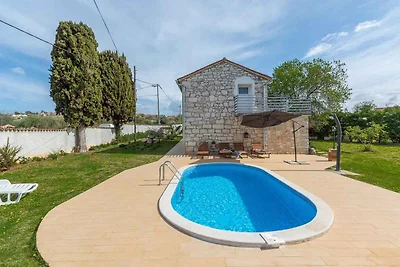 Villa mit Pool und Garten