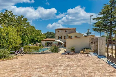 Authentische Steinvilla mit privatem Pool in 