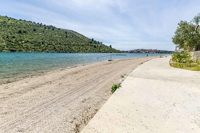 Gemütliches Ferienhaus Lonamare in Rogoznica 