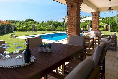 FerienHaus mit rustikalem Hauch und Pool auf