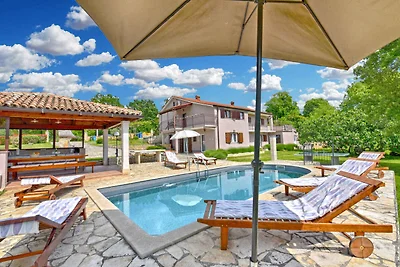 Villa mit Swimmingpool, Spielplatz und