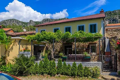 Ferienhaus mit Terrasse und Whirlpool