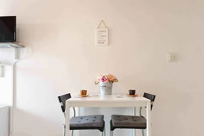 Studio mit Balkon und Klimaanlage