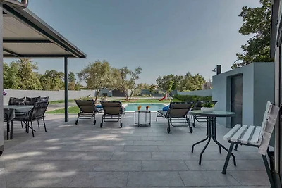 Ferienhaus mit Swimmingpool in Strandnähe