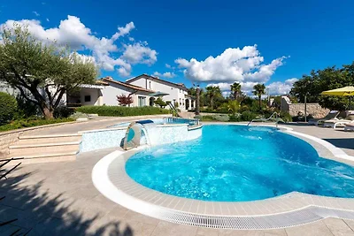 Villa mit Klimaanlage und Aussenpool