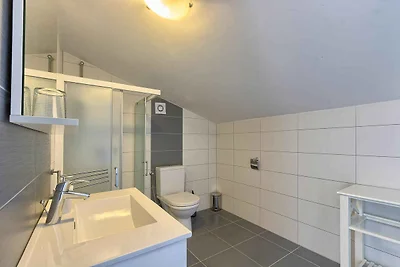 Villa mit Swimmingpool, Kinderspielplatz und