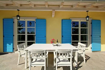 Ferienhaus mit Terrasse und Pool