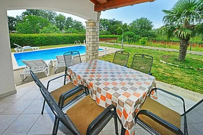 Villa mit Pool und Klimaanlage