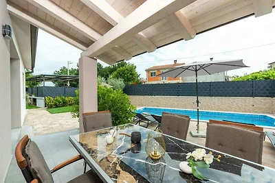 Villa mit Pool und Klimaanlage