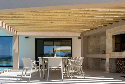 Villa mit Pool und Panoramablick