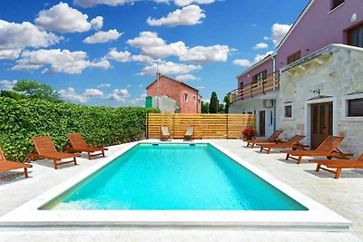 Villa mit Swimmingpool und grossem Garten