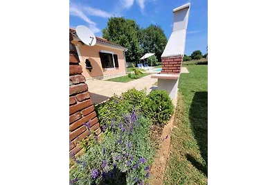 Ferienhaus mit Pool und Garten