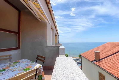 Ferienwohnung ein Balkon mit Möbeln und mit