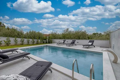 Villa mit Klimaanlage und Pool
