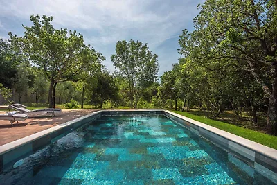 Villa mit Pool in ruhiger Lage