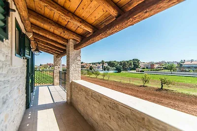 Villa mit Pool und Garten