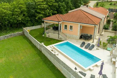Villa mit eigenem Pool und Garten