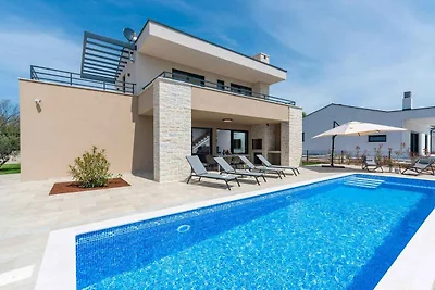 Villa mit Aussenpool