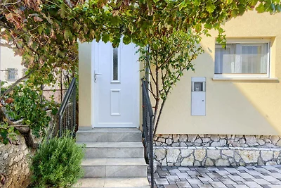 Charmante Villa Drago mit Gartenblick in Rogo