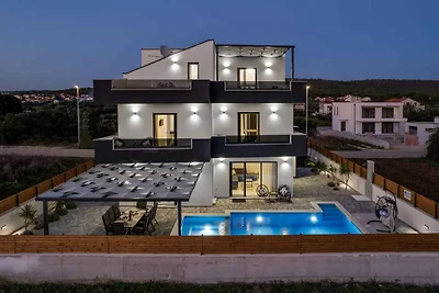 Villa mit Pool und Grill