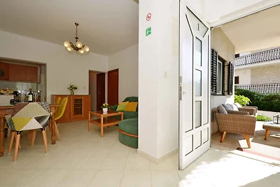 Ferienwohnung mit Terrasse, 10 m vom Meer