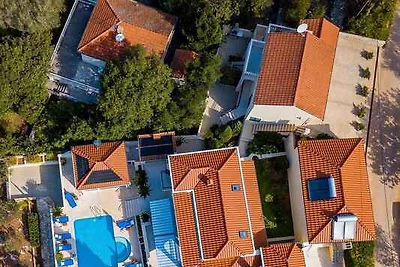 Villa mit Pool und Terrasse