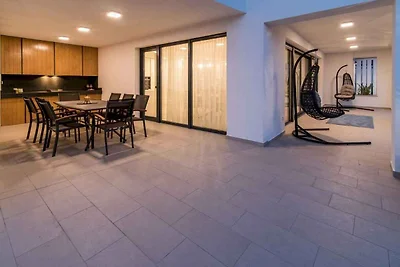 Villa mit Pool und Klimaanlage