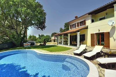 Villa mit Pool und Klimaanlage