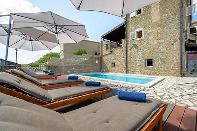 Villa mit Pool und Garten