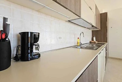 Ferienwohnung mit möbliertem Balkon, Meerblic