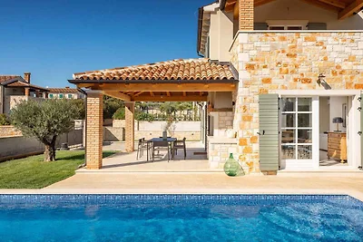 Villa mit Pool und Garten