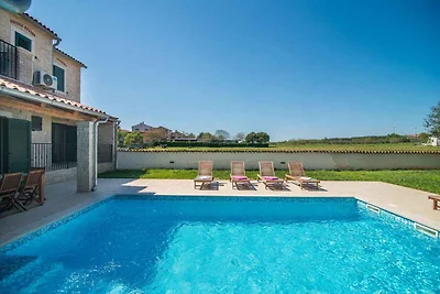 Villa mit Pool und Garten